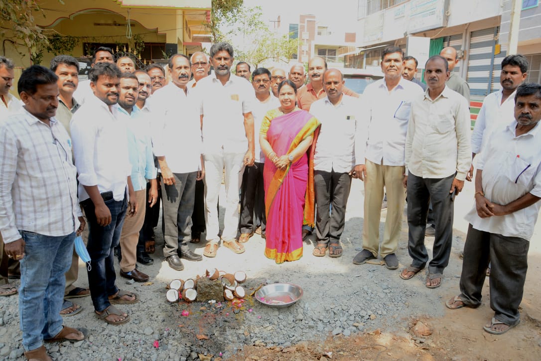 BvkSuda's tweet photo. ఖమ్మం కార్పొరేషన్ పరిధిలోని 3 &amp; 9 వ డివిజన్ నందు #సుడా నిధుల నుండి డివిజన్ కు 20 లక్షల రూపాయల వ్యయంతో సిసి రోడ్ల నిర్మాణ పనులకు ఖమ్మం నగర మేయర్ నీరజ @BvkSuda శంకుస్థాపన చేశారు.కార్యక్రమంలో కార్పొరేటర్లు పార్టీ నాయకులు పాల్గొన్నారు.@MC_Khammam @KTRBRS @puvvada_ajay @TelanganaCMO https://t.co/JKHxhhtIUH