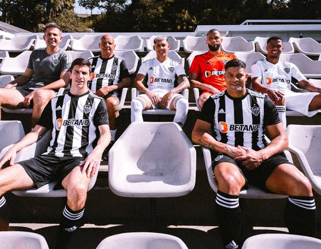 LucasTanaka's tweet photo. O @Atletico não terá a linha Authentic da Adidas em 2023, que consiste na melhor qualidade do tecido, usada na América do Sul por River e Flamengo. Apesar disso, a qualidade do tecido desta nova coleção será melhor que a última.

Expectativa é em 2024 o Galo ser linha Authentic. https://t.co/sYwfMu0uqv