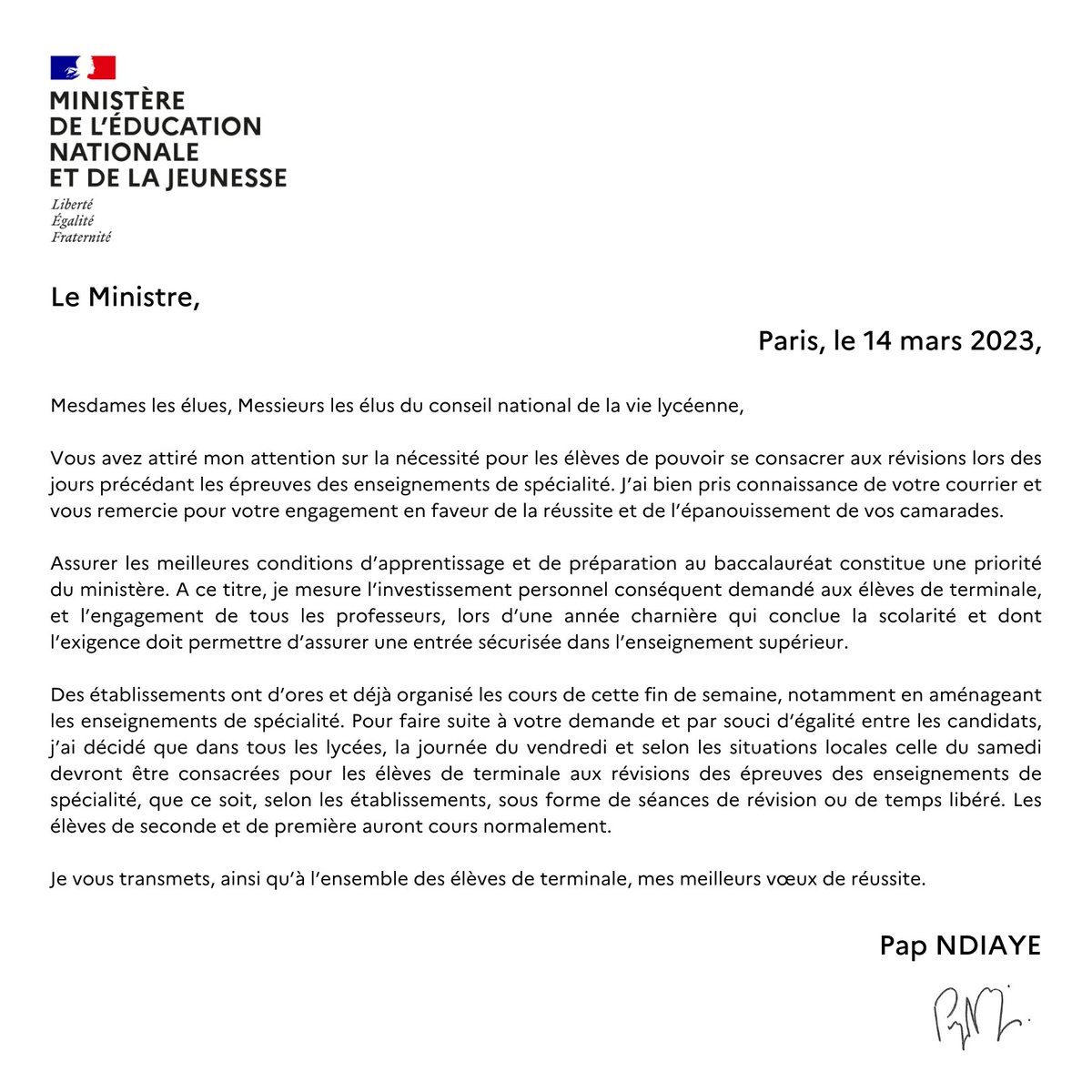 Par souci d’égalité entre les candidats, j’ai demandé à ce que dans tous les lycées, les journées du vendredi ou du samedi soient consacrées pour les élèves de terminale aux révisions des épreuves de spécialité, sous forme de séances de révision ou de temps libéré.