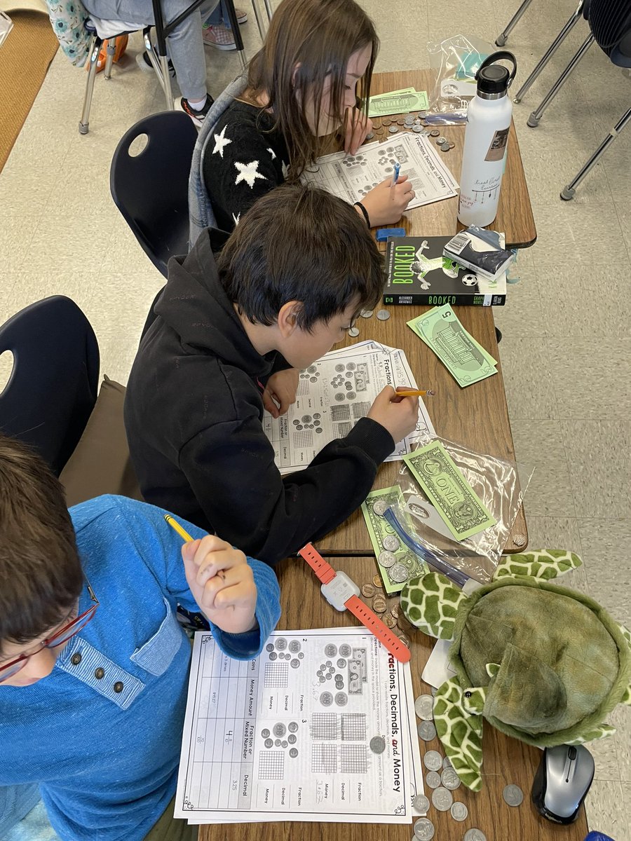 ms_luco's tweet photo. My @Smith_Seabees working cooperatively learning decimals and money, we value differences by learning from each other’s strengths #ambassadorteacher #UnitingOurWorld 
@ParticipateLrng https://t.co/9tc8utyS38