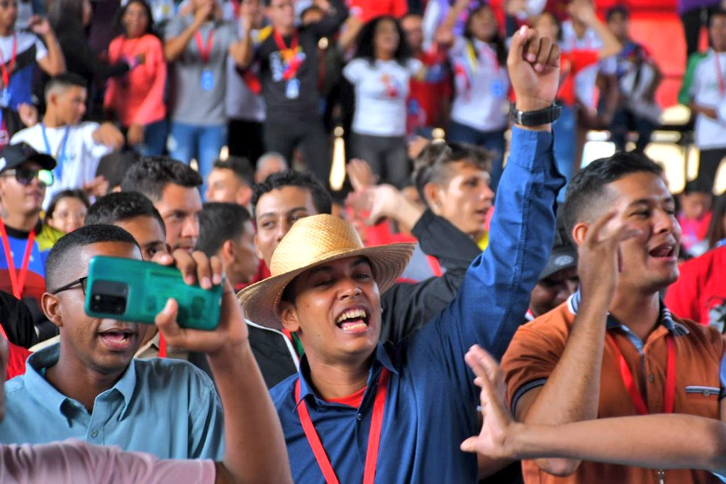 Viceagrourbana's tweet photo. Continúa el Congreso de la Gran Misión #JuventudVenezuela con la participación de los jóvenes en el debate de propuestas dirigidas a su sector. 

#JuventudDelFuturo
#ChávezAntiimperialista
@NicolasMaduro https://t.co/aB2wari0DC
