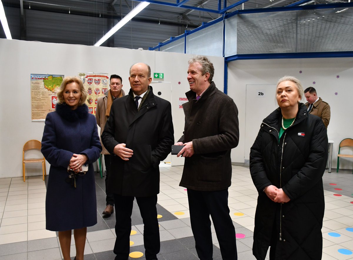 MUW_RP's tweet photo. Wojewoda Mazowiecki @Radziwill_K spotkał się w Ptak Warsaw Expo - miejscu tymczasowego zakwaterowania dla uchodźców 🇺🇦 m. in. z Ministrem Rządu w Jersey Davidem Warrem i Konsulem Honorowym RP w Jersey Magdaleną Chmielewską. https://t.co/DUM7LVK83z