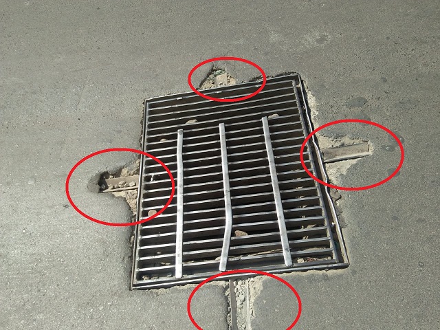 RahulDhadkar's tweet photo. @TMCaTweetAway 
Team TMC Attached image of kasarvadavli Service Road opposite Le gateau cake shop drain cover is shattered it may lead to a significant accident .while passing any vehicle from on drain create a lot of noise.pls feel the cement asap around the drain cover . https://t.co/YVAxhWnbwN