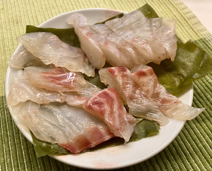 特売の鯛お刺身を昆布で締めた。
結構上手くいった。 