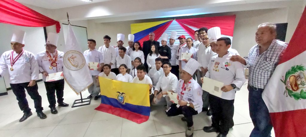 ChefAmyrianado2's tweet photo. 🔴 #CALLAO  || ENCUENTRO  GASTRONÓMICO LATINOAMERICANO 2023  🇪🇨  👨‍🍳  🇵🇪

Anoche un inolvidable encuentro gastronómico en recibir junto con la Directiva del Colegio Gastronómico del Perú  a la delegación de la @uhemisferios #GastronomiaUHE https://t.co/4rkoAE2sqC
