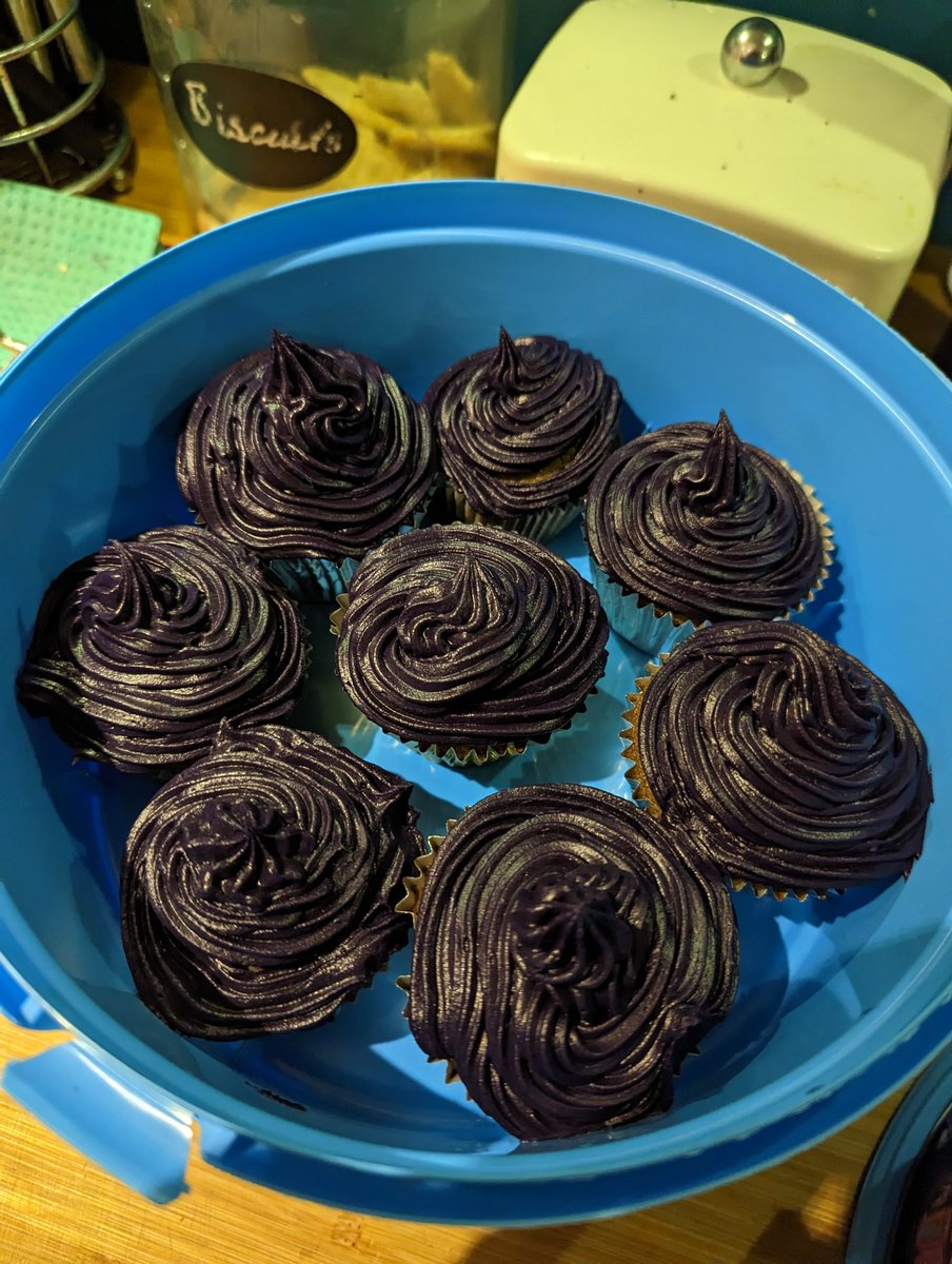 tdeweymarn's tweet photo. I suggested #respect form coloured icing for the cakes for #JuniorDoctorsStrike picket line @gloshospitals ... The children went a bit mad with the dye.  Motility study anyone? #keepingitsafe #wemissu #wigig #savethenhs #saleprice #jdsrool https://t.co/6DWmxhPRwB