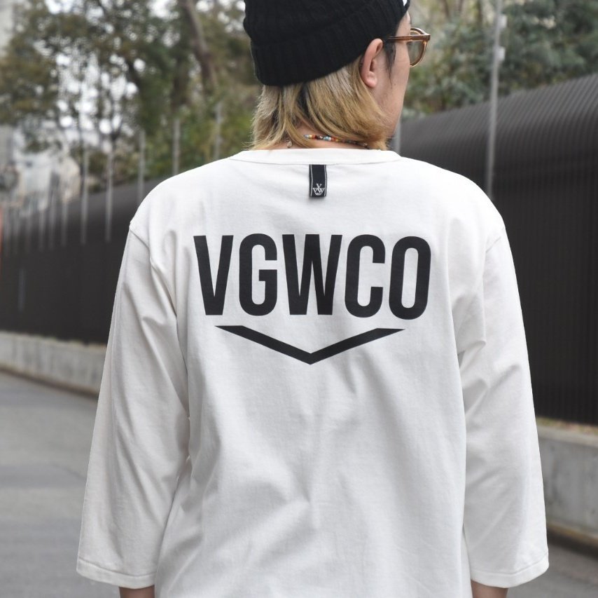 【VIRGOwearworks】
背中に入った「VGWCO」のマークがポイントの7分袖Tシャツ。
全体的にややゆったりとしており、
ラウンド型の裾なので男女共に気兼ねなくご愛用いただけます！

🔗 VGW & Co 3/4 
v-store.jp/product/4378

#vgw
#virgowearworks