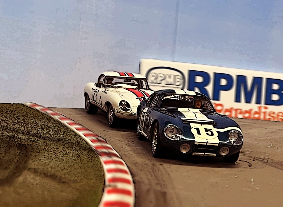 RSlotcar's tweet photo. 今日も32コースのご来店ありがとうございます！
今夜もタイムサービス！
21：00まで。
32スロットカーをお買い上げのお客様は本日の走行300円 OFF!
32初心者の方も大歓迎！！

#スロットカー　#プラモデル
#レーシングパラダイス https://t.co/mZmk74iQIf