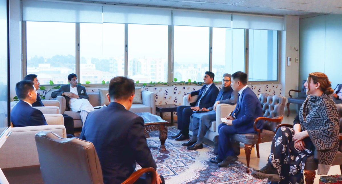 MoitOfficial's tweet photo. A high level delegation of #Sunwalk Group led by its  Chairman Mr. Hou called on @SyedAminulHaque here on Tuesday. Matters related to investment in telecom infrastructure, Optical Fiber Cable (#OFC) laying and Right of Way (#RoW) were discussed during the meeting.

#MOITT https://t.co/g6dAfC7wib