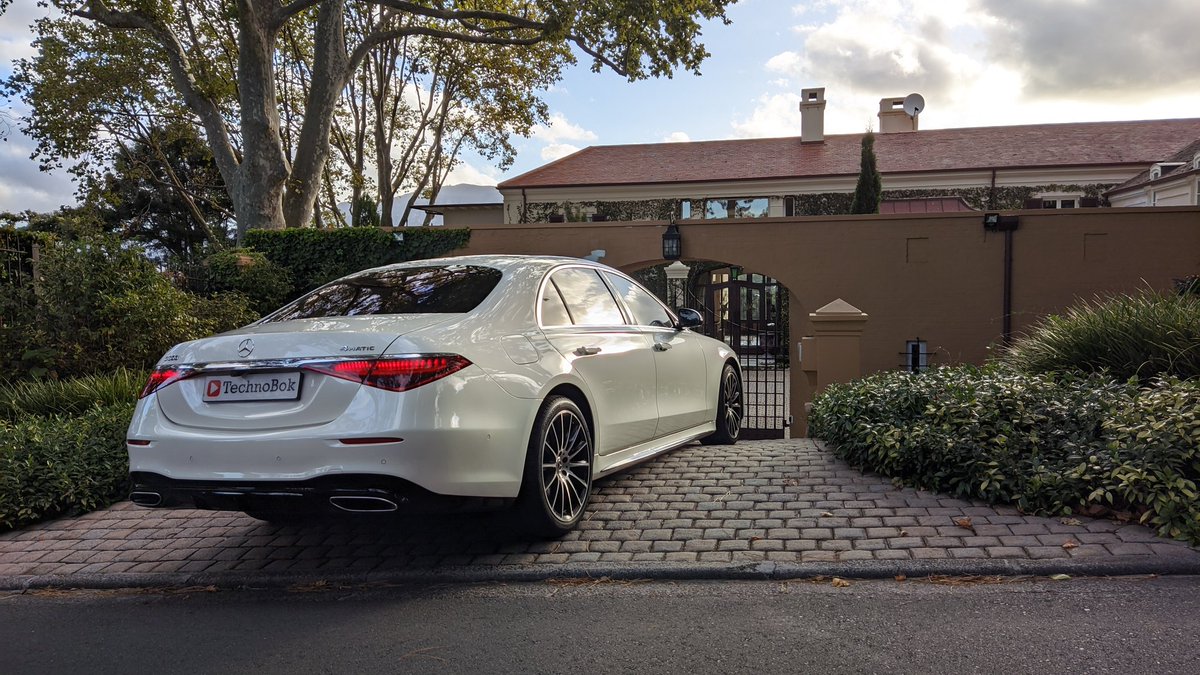 TechnoBokMedia's tweet photo. The S-Class is the designation for top-of-the-line Mercedes-Benz models and was officially introduced in 1972 with the W116, and has remained in use ever since. @MercedesBenzSA Mercedes Benz S500 #MercedesBenzS #SKlasse #ThreePointedStar https://t.co/v1d6hzrpLT