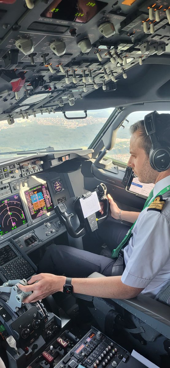 (1/10) 🎂 Aujourd’hui, 14 mars 2023, cela fait officiellement 1 an que j’ai effectué mon premier vol commercial chez Transavia en tant que pilote de ligne. Je souhaite partager à travers ce thread, une synthèse de mon parcours car vous êtes nombreux à me poser la question. ⬇️
