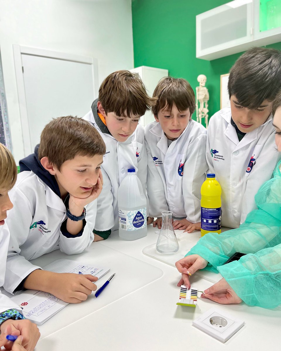 La ciencia con amigos siempre es mejor 🧬
En Academia de Inventores no solo aprendemos tecnología y experimentos sino que tenemos la oportunidad de conocer a más inventores e inventoras con la misma pasión que nosotros 👩‍🔬🧑‍💻¡Equipo, retos y a aprender!
