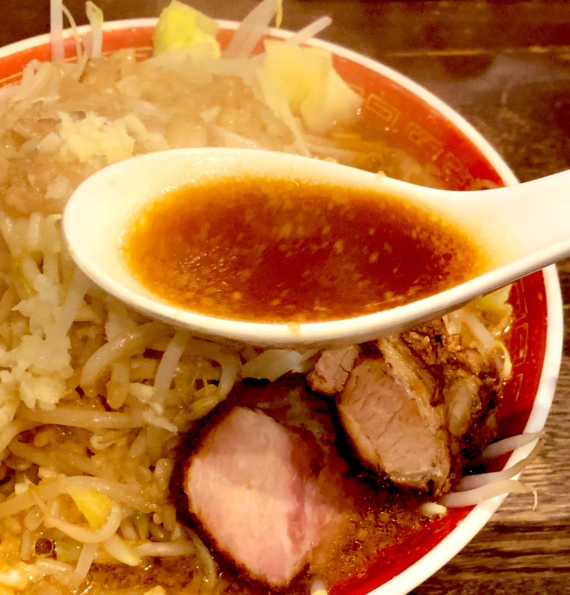 northernroad1's tweet photo. 最近は無性に食べたくなる二郎系では無くて普通に食べたいに変わりつつある…
という事で、札幌の元祖二郎系
極太にんにく醤油 (全部マシ)
らーめん てら
#のろブログ #のろちゃんねる #北海道 #札幌 #西区 #琴似 #飯テロ #グルメ #ランチ #ディナー #ラーメン #二郎系 #二郎インスパイア #G系 #てら https://t.co/rpYmogkeIv