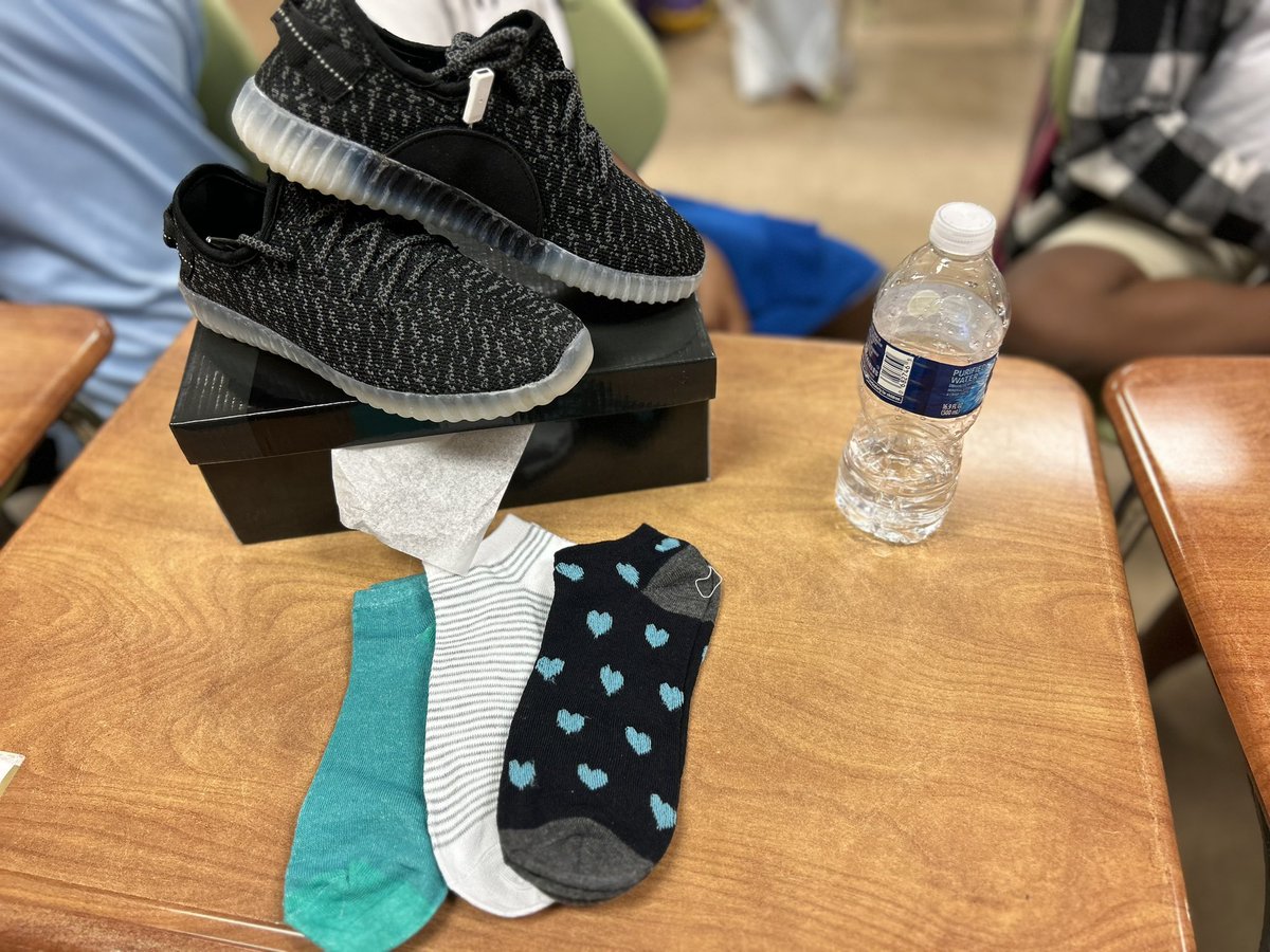 TicondriaW's tweet photo. Thank You Shoe-By-Shoe!!!🥰👟🧦To say I had some VERY happy 5th graders yesterday is an understatement. They loved their shoes and socks and they are so grateful. We all know the lights with the two-way charger was the main attraction though! 😂 #shoebyshoe #lightups #wethankyou https://t.co/1HGeFQuxta