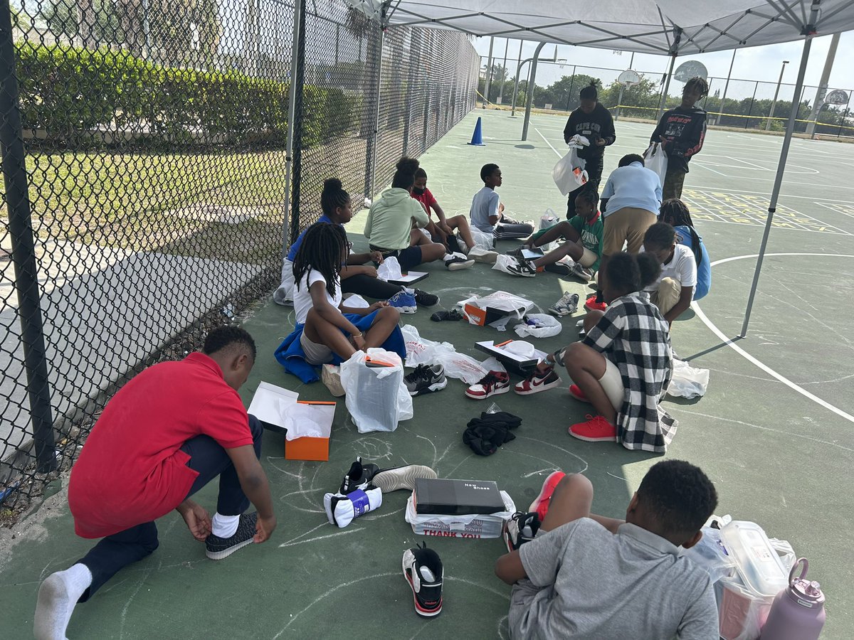 TicondriaW's tweet photo. Thank You Shoe-By-Shoe!!!🥰👟🧦To say I had some VERY happy 5th graders yesterday is an understatement. They loved their shoes and socks and they are so grateful. We all know the lights with the two-way charger was the main attraction though! 😂 #shoebyshoe #lightups #wethankyou https://t.co/1HGeFQuxta