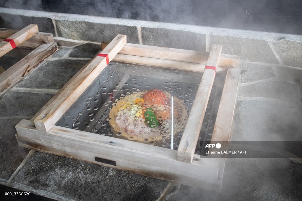 #Japan 
Steam cuisine: cooking in Japan's hot springs

📷@EtienneAFP #AFP