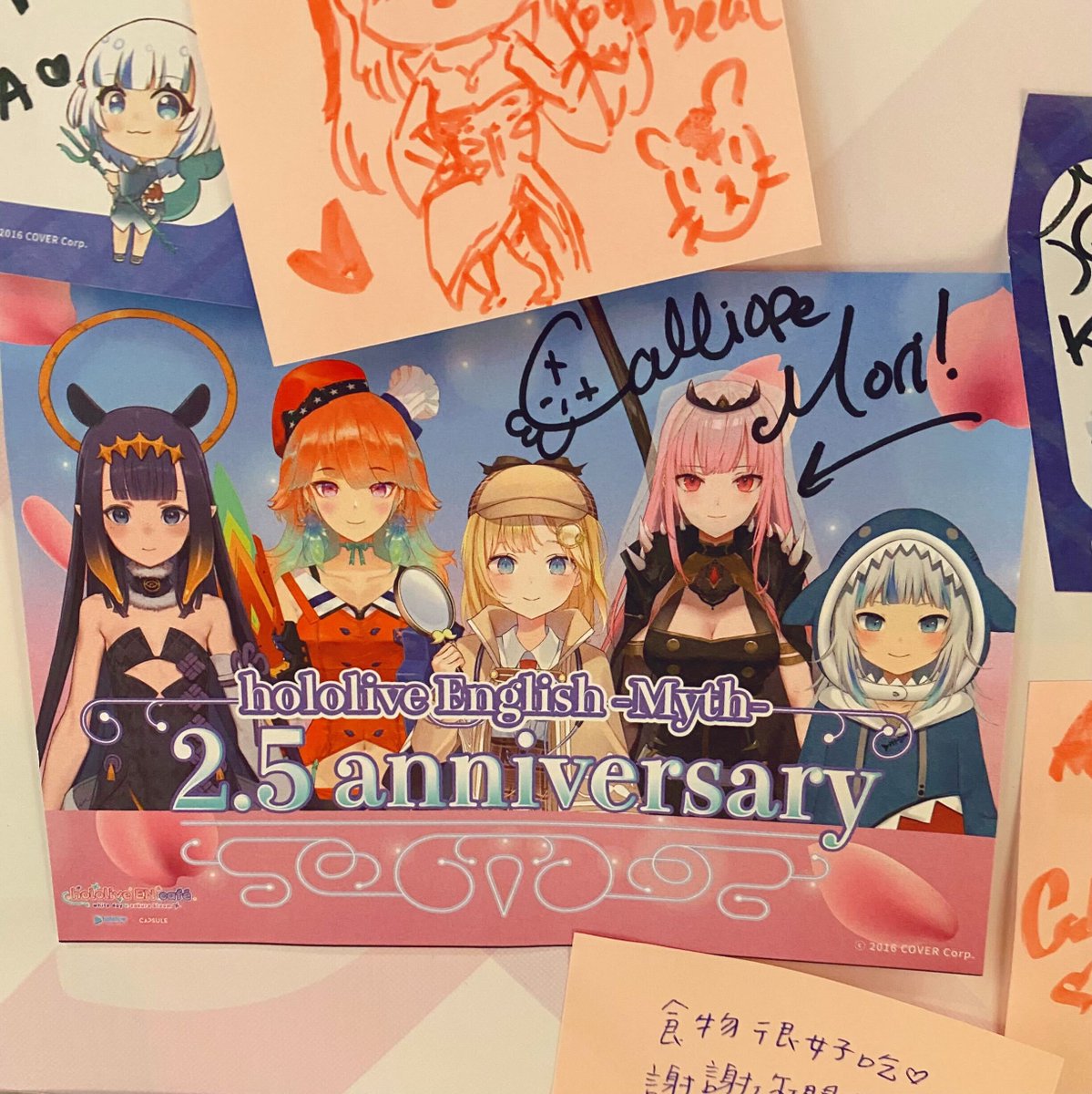 hololive_ENcafe's tweet photo. 🎉歡迎 森大人 !!
沒錯！我們的 Mori Calliope 來了！ @moricalliope 
體驗了《hololive EN x CAPSULE Collaboration Cafe》的hololive English -Myth-的主題包廂、主題餐點和多樣精美周邊。
Mori Calliope 目前在直播分享咖啡廳體驗，一起來看看這次的快閃之旅吧！ https://t.co/MQACAY1UAW