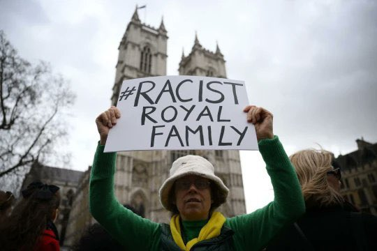 AgathedeLili's tweet photo. Royal Family comms teams still think they can feed Harry, Meghan, Archie &amp; Lili to wolves while the rest of the family stays safe.
They don't understand that protecting Meghan is protecting Harry. And protecting the Sussexes is protecting the RF.
#RacistRoyalFamily https://t.co/2IVKwKkhSJ