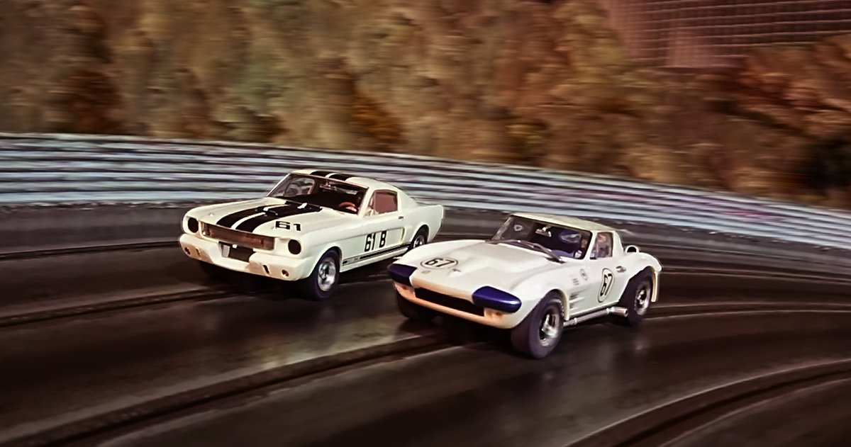 RSlotcar's tweet photo. 今日も32コースのご来店ありがとうございます！
今夜もタイムサービス！
21：00まで。
32スロットカーをお買い上げのお客様は本日の走行300円 OFF!
32初心者の方も大歓迎！！

#スロットカー　#プラモデル
#レーシングパラダイス https://t.co/mZmk74iQIf