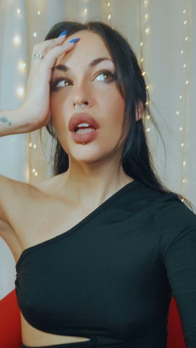 Madre mia quanti squirt ieri sera 🤣🤣🤣.... buongiorno 🖤 https://t.co/iMf6Thep9h