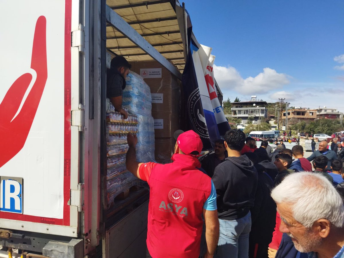 Yollardayız, sahadayız…
Afetzede vatandaşlarımıza ayni yardımlarımızı ulaştırmaya devam ediyoruz…
İyi ki varsın #ASYA…
İyi ki varsın #SYDV…
<a href="/deryayanikashb/">Derya Yanık</a>
<a href="/tcailesosyal/">T.C. Aile ve Sosyal Hizmetler Bakanlığı</a>
<a href="/ashb_sygm/">Sosyal Yardımlar Genel Müdürlüğü</a> 
<a href="/asyaashb/">ASYA</a>