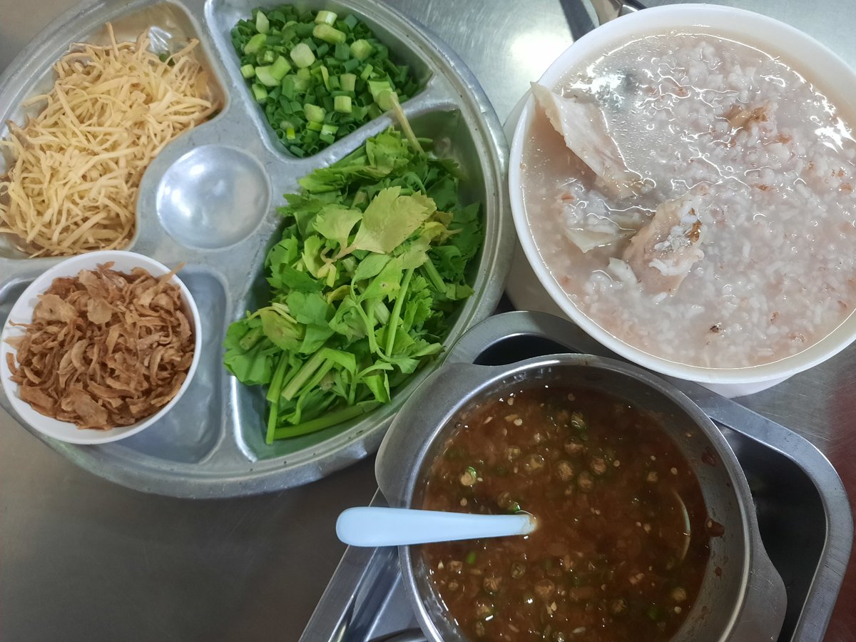 Bugtan's tweet photo. ข้าวต้มหัวปลา
เสิร์ฟพร้อมถาดผักและน้ำจิ้ม
ต้มยำกุ้งลายเสือน้ำใสแซ่บๆ
ผัดผักแขนงหมูกรอบ
เคล็ดลับ: ควรดูโต๊ะข้างๆก่อนสั่ง
เพราะจานใหญ่ม๊วกกกกก
🎯โกฮ้องข้าวต้มปลา
ใกล้สี่แยกบางเหนียว ตัวเมืองภูเก็ต
#อร่อยไปแดก #อร่อยบอกต่อ
#กินไปเรื่อย #รีวิวภูเก็ต #reviewPhuket #ReviewThailand https://t.co/JUoLAeLDx5