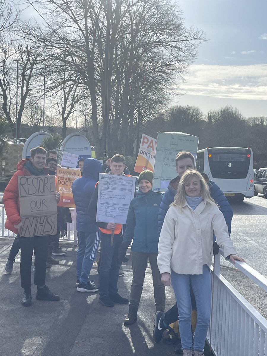 Strikers out bright and early at Northern General Hospital, Sheffield this morning. 💪 #JuniorDoctorsStrike #NHSStrike