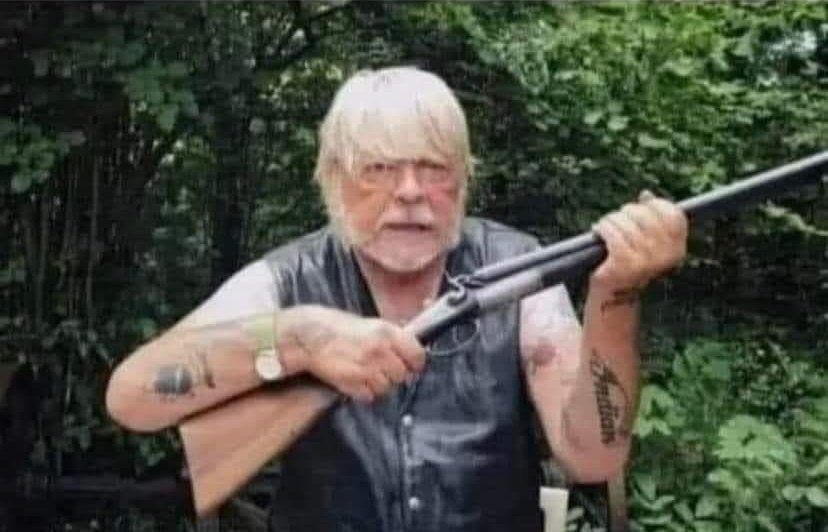 Chabsdurainte's tweet photo. Quand tu dis à tonton que tu vas planter des arbres mais qu'il entends mal https://t.co/1f27DvQDcj