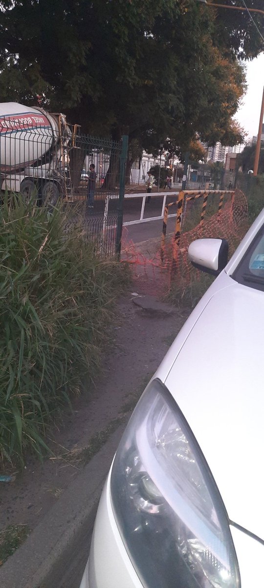 cleu_teu's tweet photo. @emiliojaton @_SantaFeCapital @unosantafe @ellitoral por una senda que están haciendo a 30 metros cortan el paso peatonal? https://t.co/HJ5rFAmowT