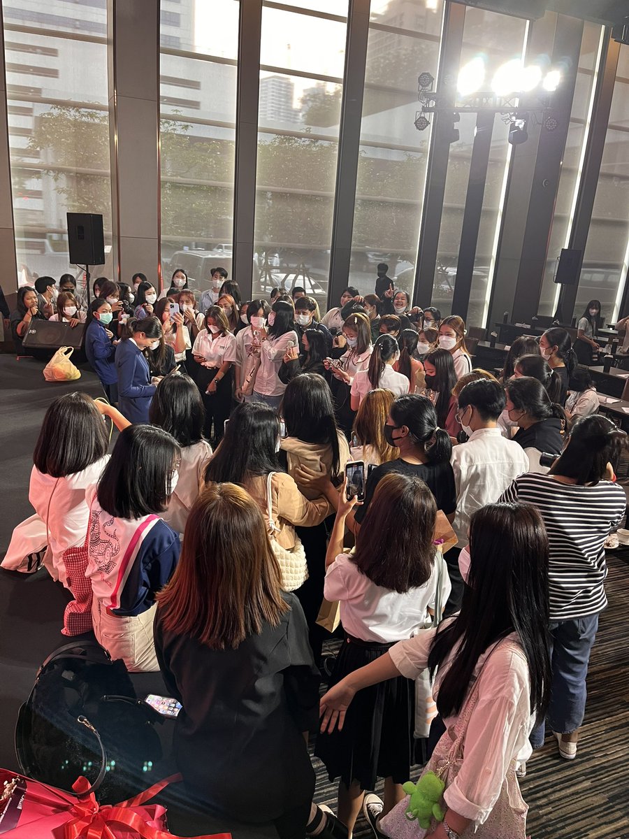 atis_news's tweet photo. ภาพหลังจบงาน อนาคตประเทศไทยsoft powerขับเคลื่อนประเทศ

น้องๆวัยอนาคตรุมล้อมขอถ่ายรูปคุณ จิราพร สินธุไพร คัวแทนจากเพื่อไทย
#softpower #nation #เนชั่น #จิราพร #เพื่อไ���ย https://t.co/kX8eSLB2AP