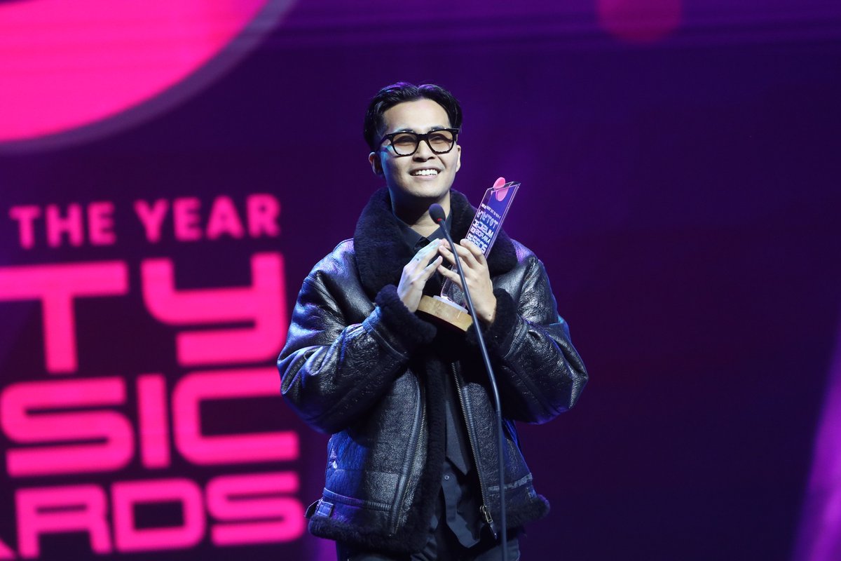 otpcnews's tweet photo. สรุปผลงานประกาศรางวัล ‘TOTY MUSIC AWARDS 2022’
รางวัลยอดเยี่ยม สาขา Producer of the Year : #Spatchies
รางวัลยอดเยี่ยม สาขา Album Packing of the Year อัลบั้ม เพื่อชีวิตกู : #TaitosmitH
#PEPSIpresentsToty2022
#TotyMusicAwards https://t.co/vHDPcGsk5d