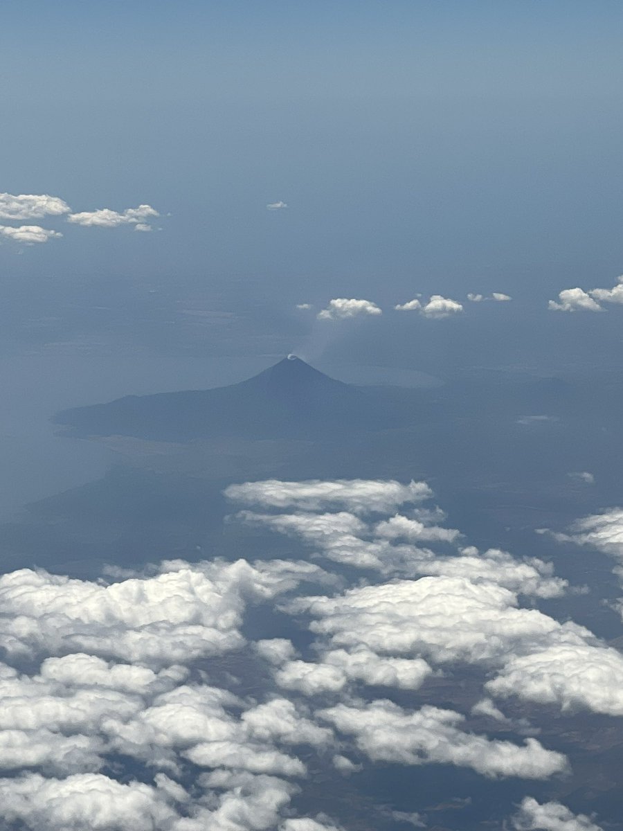 Una toma aérea del Volcán Momotombo frente al Lago Managua - donde el <a href="/BCIE_Org/">BCIE</a> ha financiado plantas de saneamiento para este lago y ahora es un lugar de recreación!