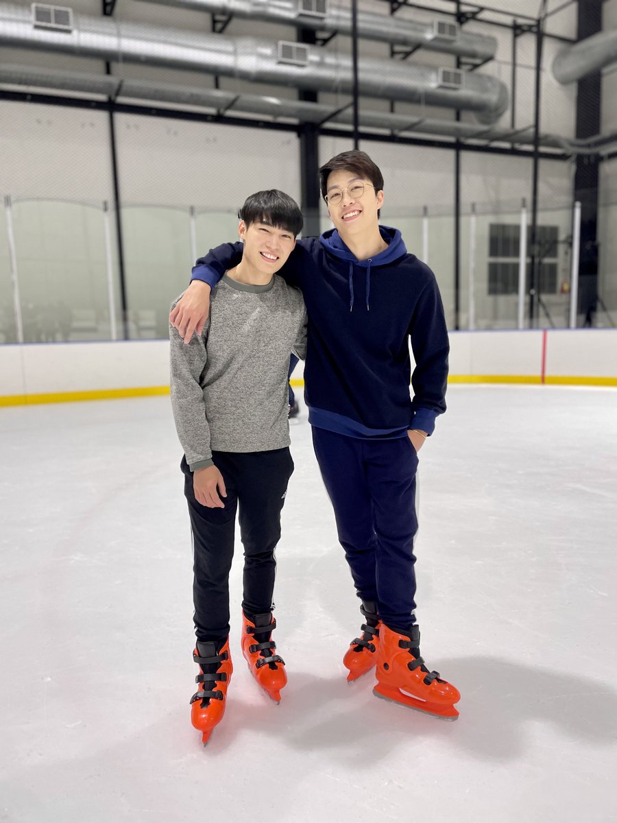 alexchatcharin's tweet photo. ไถสเก็ตไป 5 นาที ถ่ายรูป 10 นาที 😂🤣 #AlexTone @Dr_Tone_FA
.
.
.
#alexchatcharin #ความสุขของอเล็กซ์ #iceskating #bangkok #thailand🇹🇭 https://t.co/7js001DBFO