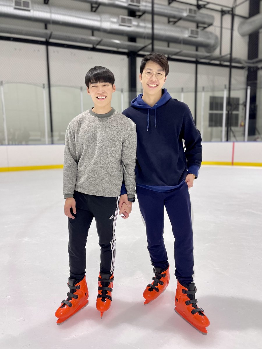 alexchatcharin's tweet photo. ไถสเก็ตไป 5 นาที ถ่ายรูป 10 นาที 😂🤣 #AlexTone @Dr_Tone_FA
.
.
.
#alexchatcharin #ความสุขของอเล็กซ์ #iceskating #bangkok #thailand🇹🇭 https://t.co/7js001DBFO