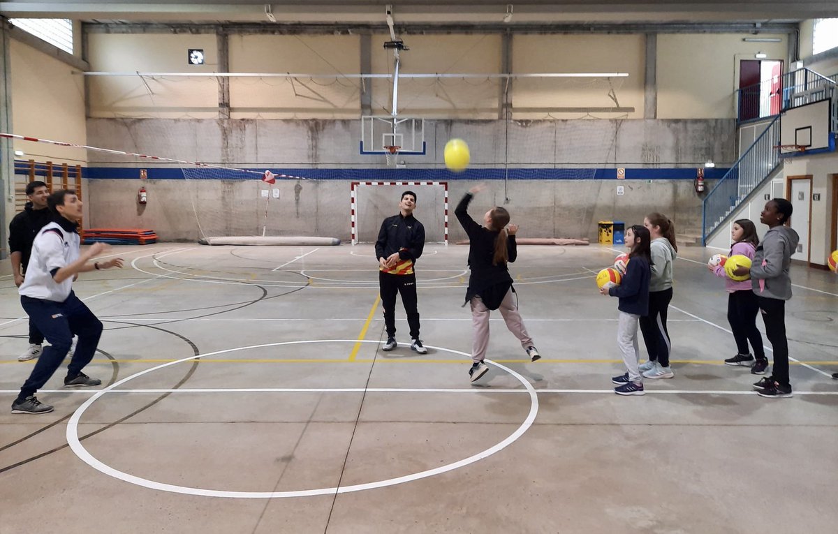 🏐Gracias a la visita de <a href="/CVBombarda/">Club Voleibol La Bombarda</a> cuartos y quintos han aprendido variedad de técnicas de #voley 

🏐Se lo han pasado genial en esta sesión de #EF diferente y con una visita especial ¡GRACIAS! 

<a href="/masEFaragon/">+EF Aragón</a> <a href="/EscuelasActivas/">Escuelas Activas</a>