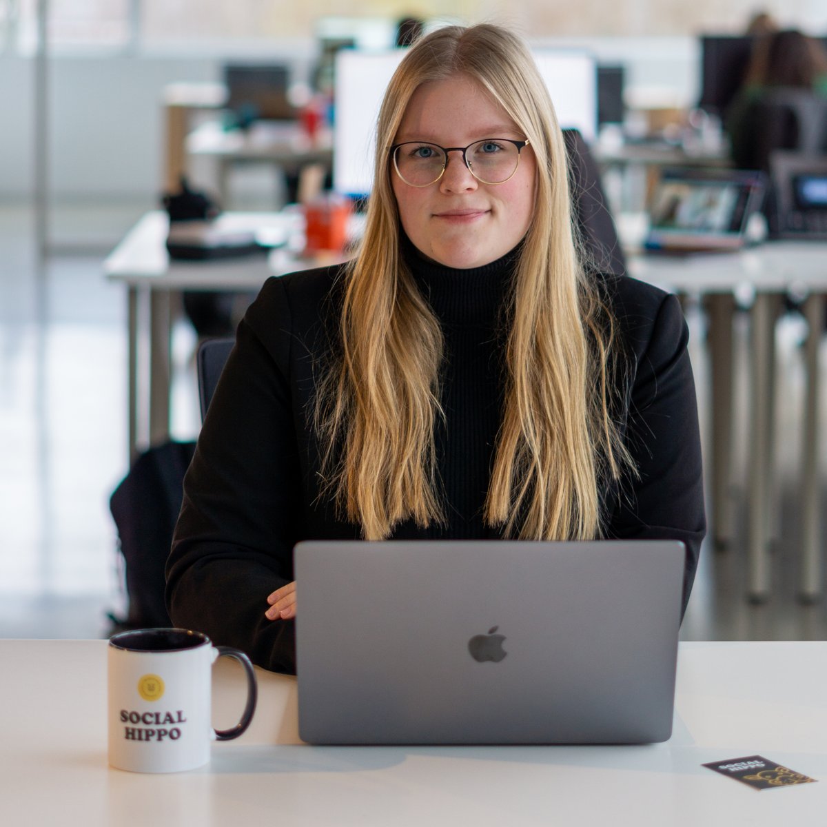 social_hippo's tweet image. Nieuw in ons team: Amber! 👋

☕ Veel koffie drinken, de nieuwste social media trends opvolgen vanop de eerste rij en al haar stageopdrachten perfect volbrengen... Dat staat de komende 4 maanden op de planning bij deze #Howest studente Marketing- en Communicatiesupport.