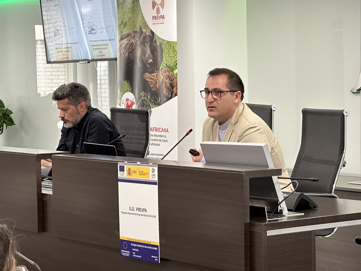 AsajaNacional's tweet photo. 🐗🐖 Jornada Final @GoPrevpa 

Joaquín Vicente, profesor de @uclm_es, @IREC_CSIC_UCLM explica los principales resultados del proyecto y el análisis poblacional del jabalí llevado a cabo por el #GoPrevpa

https://t.co/L2DXaInfuL https://t.co/YYxNlHISS6