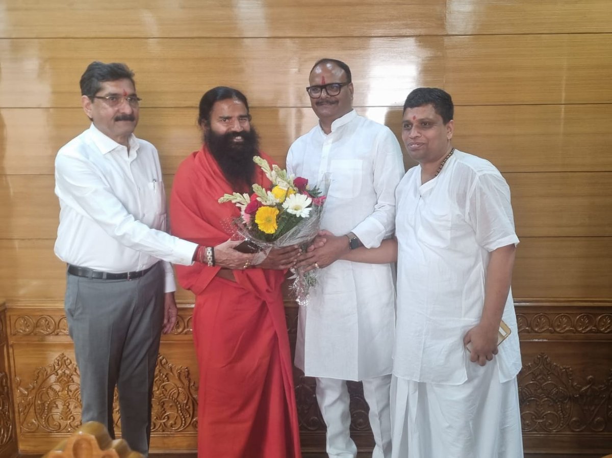 brajeshpathakup's tweet photo. आज पतंजलि शोध संस्थान हरिद्वार में योग को विश्व भर में फैलाकर देश का गौरव बढ़ाने वाले पतंजलि योगपीठ के पूज्य स्वामी बाबा @yogrishiramdev जी एवं आचार्य बालकृष्ण जी से आत्मीय भेंट की एवं संस्थान की विभिन्न कार्य पद्धतियों का अवलोकन कर परिसर में औषधीय गुणों से युक्त वृक्षारोपण किया। https://t.co/1ccg1T67pS