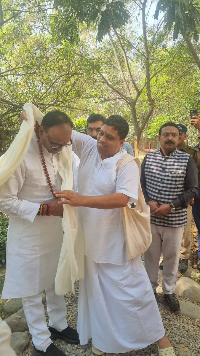 brajeshpathakup's tweet photo. आज पतंजलि शोध संस्थान हरिद्वार में योग को विश्व भर में फैलाकर देश का गौरव बढ़ाने वाले पतंजलि योगपीठ के पूज्य स्वामी बाबा @yogrishiramdev जी एवं आचार्य बालकृष्ण जी से आत्मीय भेंट की एवं संस्थान की विभिन्न कार्य पद्धतियों का अवलोकन कर परिसर में औषधीय गुणों से युक्त वृक्षारोपण किया। https://t.co/1ccg1T67pS