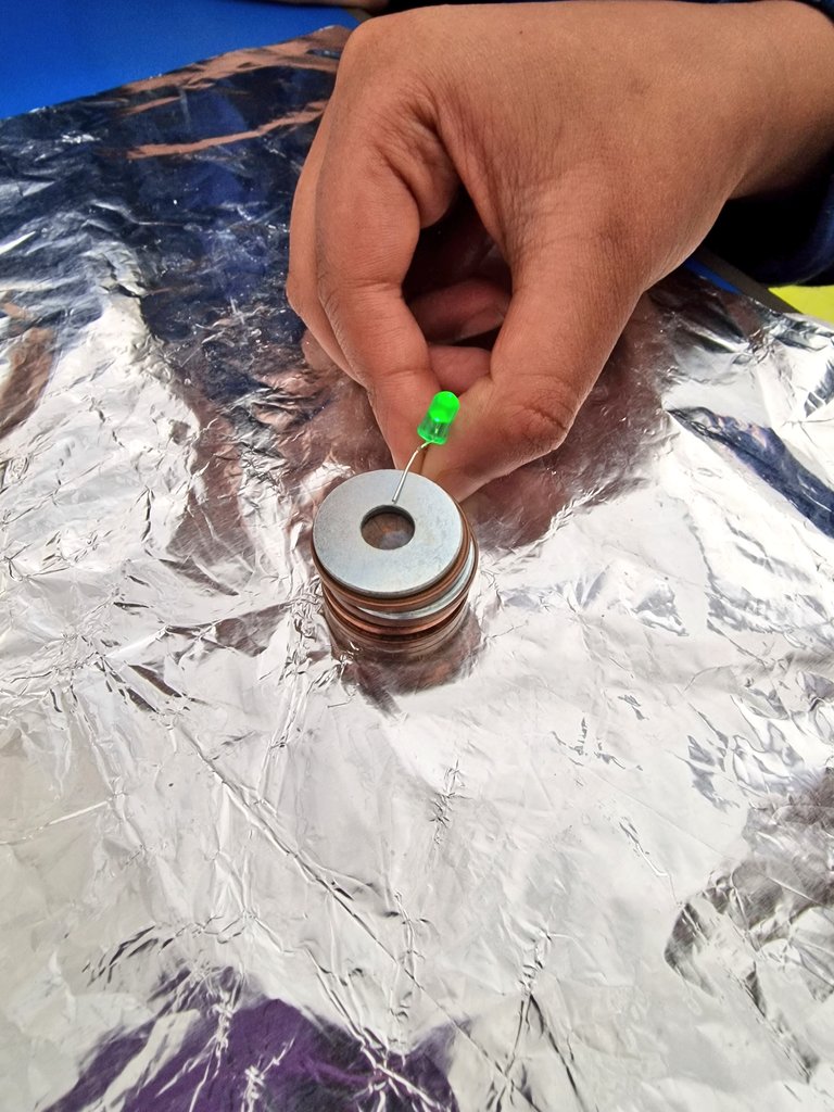 sthelensp's tweet photo. 🔋Y6 have had a fantastic morning so far with @SUSciEng - we have been making our own batteries using household materials like 2p pieces, salt water, zinc washers and foil! The process of stacking liquid between metal lights the LED light! #sthpscitech #sthp4purposes #science 💡 https://t.co/ZY2DlhXdY2