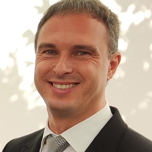 upn_navarra's tweet photo. 👤 Ó𝘀𝗰𝗮𝗿 𝗕𝗲𝗮 𝗧𝗿𝗶𝗻𝗰𝗮𝗱𝗼, candidato de UPN a la alcaldía de 𝗖𝗶𝗻𝘁𝗿𝘂é𝗻𝗶𝗴𝗼.

De 50 años, es arquitecto técnico y Alcalde desde 2019.

Quiere "poner la atención en los vecinos, terminar el nuevo Plan Municipal y la ampliación del polígono".

#ElPartidoDeNavarra https://t.co/5DN0tGRMH9