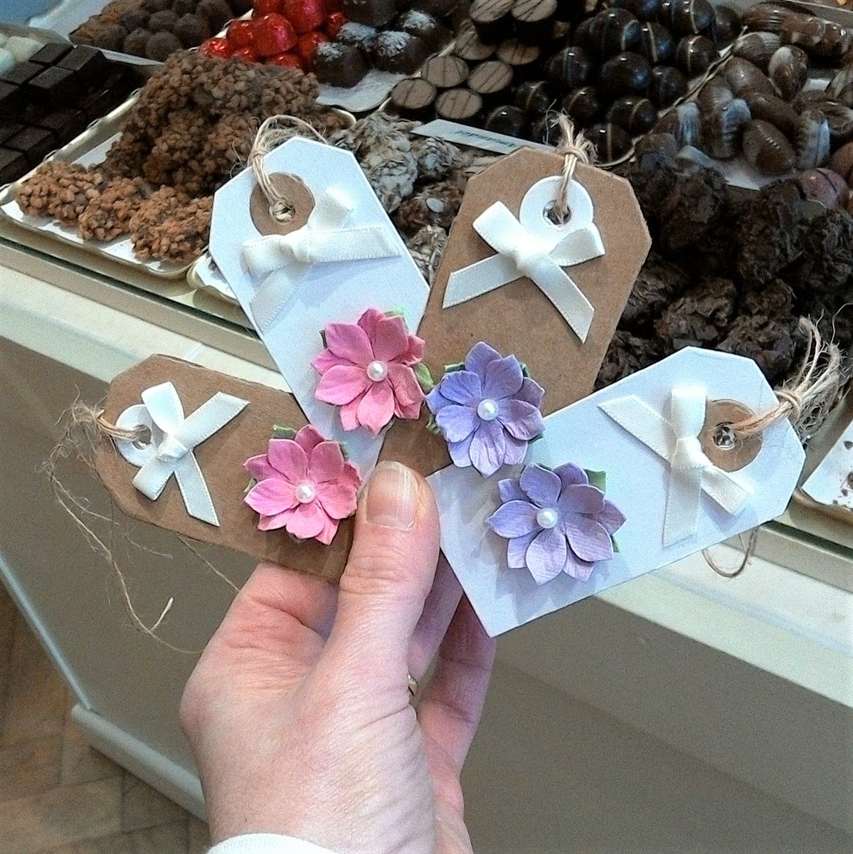 SweetMomentsUK's tweet image. We have hand made gift tags ready for you to add the finishing touch to a box of chocolates 🎁

#gifttag #finishingtouch #chocolatebox #sweetmomentsuk #seaford #eastsussex #handmade #flowers #pink #mauve #lilac #ivory #bow