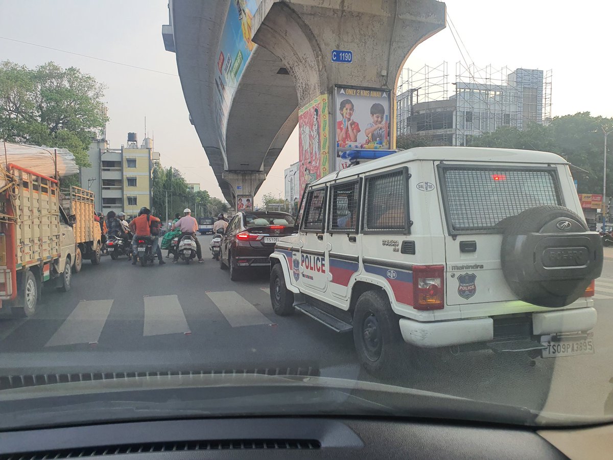 nocabbagesbj's tweet photo. @hydcitypolice teach normal folks to follow traffic rules while their own staff in police vehicles break rules with impunity... There were 6 cops at Sangeet junction, Sec'bad, and none stopped this Police vehicle &amp; others from going beyond stop line. @TelanganaDGP @KTRBRS https://t.co/Bojj980F3F