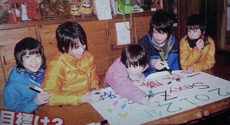 omochi__myfk's tweet photo. 「デザイン」も「Sexy Zone」も書けなかった幼い聡マリを(現在も書けるかは怪しい)お兄ちゃん達がどんなに愛を込めて育て見守り、どんな思いで白馬の山頂に送り出したか https://t.co/zZpadUHcd0