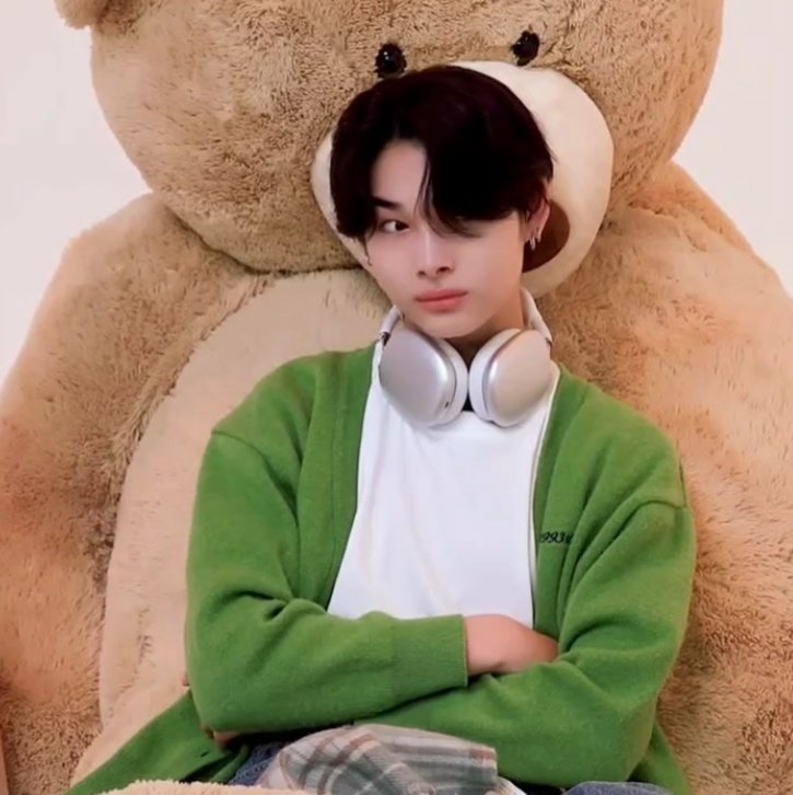 nrkdaily's tweet photo. side eye 🤨 #NI_KI #니키 #ニキ https://t.co/qZLe132bZ8