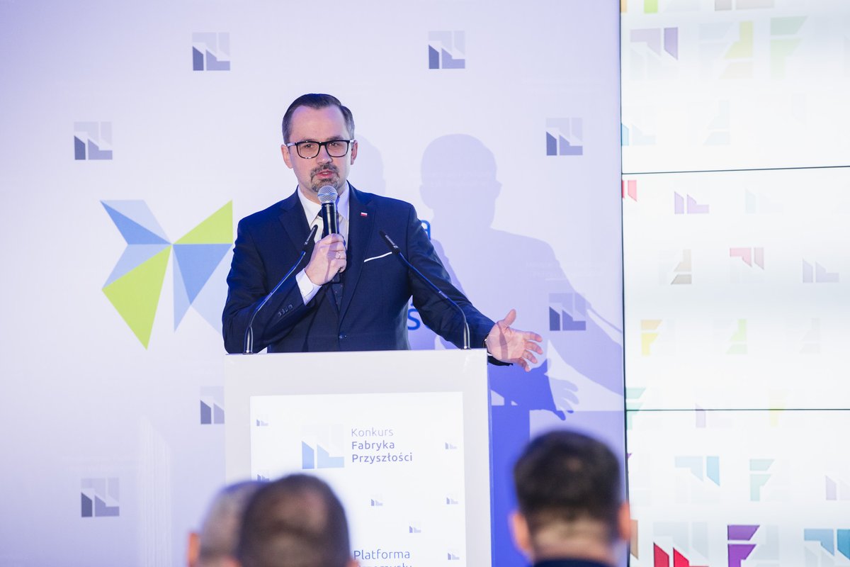 MFIPR_GOV_PL's tweet photo. Wiceminister @mhorala podczas rozstrzygnięcia konkursu #FabrykaPrzyszłości: 💬Dzisiejsze spotkanie potwierdza, że przedsiębiorstwa w Polsce widzą w rozwiązaniach Przemysłu 4.0 sposób na zwiększenie efektywności i podniesienie konkurencyjności.
@P_Przemyslu #Przemysl40 #FPPP https://t.co/zqB6kIYg5f