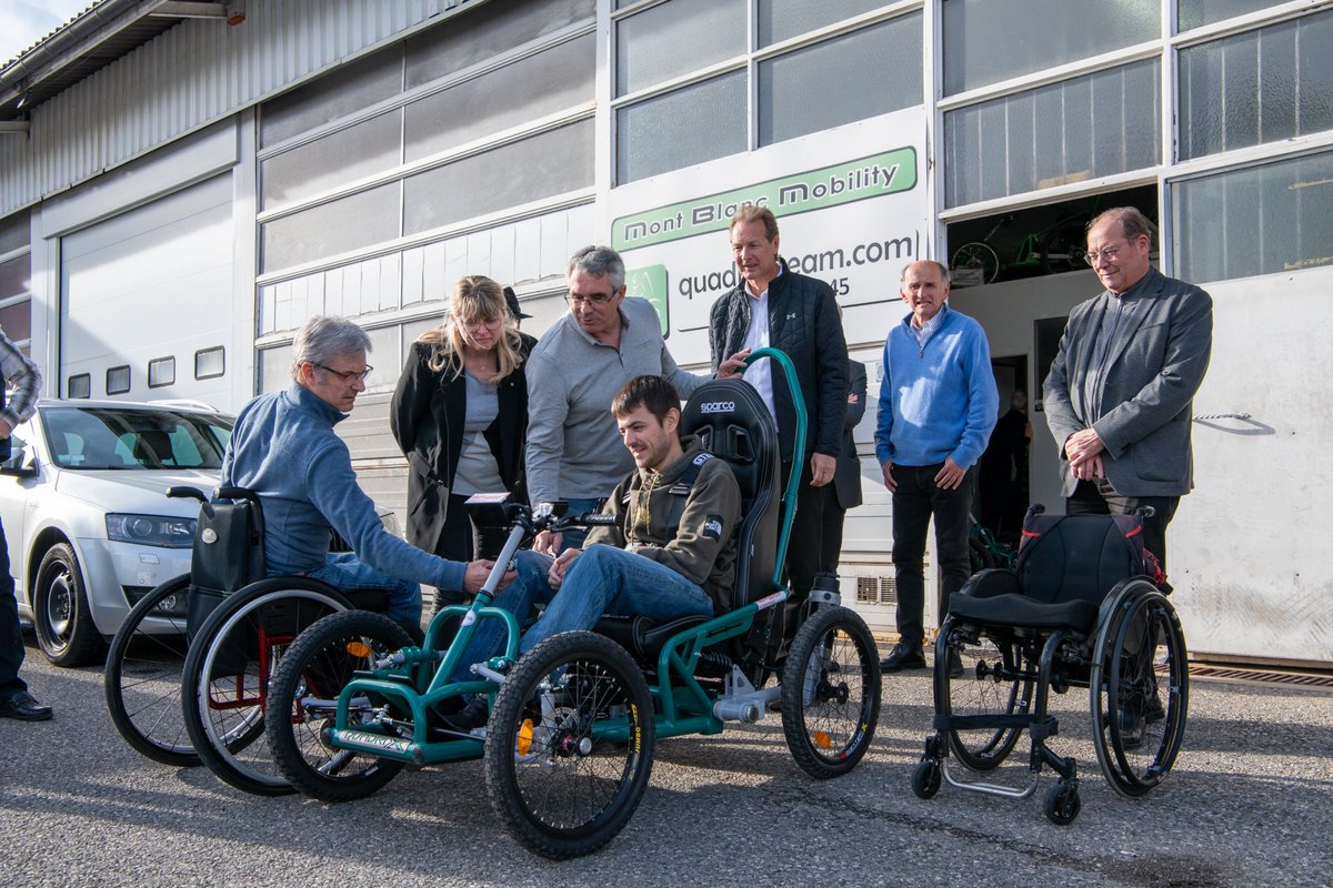 Dep_74's tweet photo. Le #CD74 continue de s'engager en faveur de l’inclusion outdoor !
 
Un nouveau fauteuil tout terrain #Quadrix (imaginé et fabriqué par Mont Blanc Mobility en #HauteSavoie) a été financé à 80% par le #CD74, à destination de l’association Handi Lac et Montagnes. https://t.co/6NgYtp88Xa