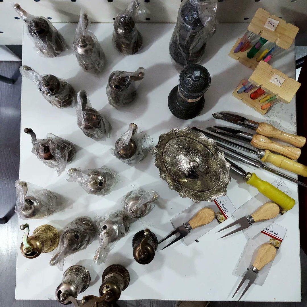 DAYANIŞMA ÇAĞRISI
Hatay/Antakya'dan gelen mahallemizde yaşayan depremzede bir ailemiz, iyi günlerinde işlettiği dükkanının enkazından kurtarabildiği malzemeleri getirdi.
Depremzede ailemizle dayanışmak için muhtarlığımızda bir masa açtık.
Yakında olanlar alabilir.