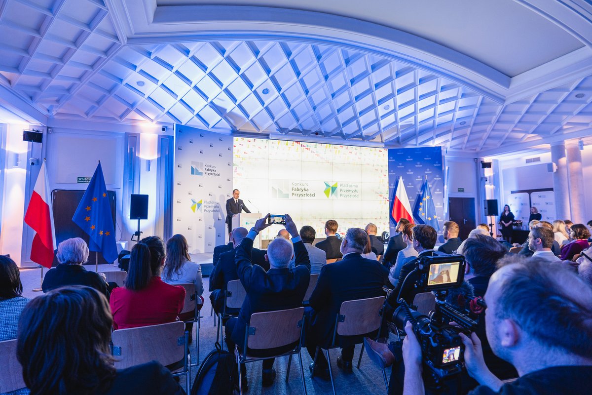 MFIPR_GOV_PL's tweet photo. Wiceminister @mhorala podczas rozstrzygnięcia konkursu #FabrykaPrzyszłości: 💬Dzisiejsze spotkanie potwierdza, że przedsiębiorstwa w Polsce widzą w rozwiązaniach Przemysłu 4.0 sposób na zwiększenie efektywności i podniesienie konkurencyjności.
@P_Przemyslu #Przemysl40 #FPPP https://t.co/zqB6kIYg5f