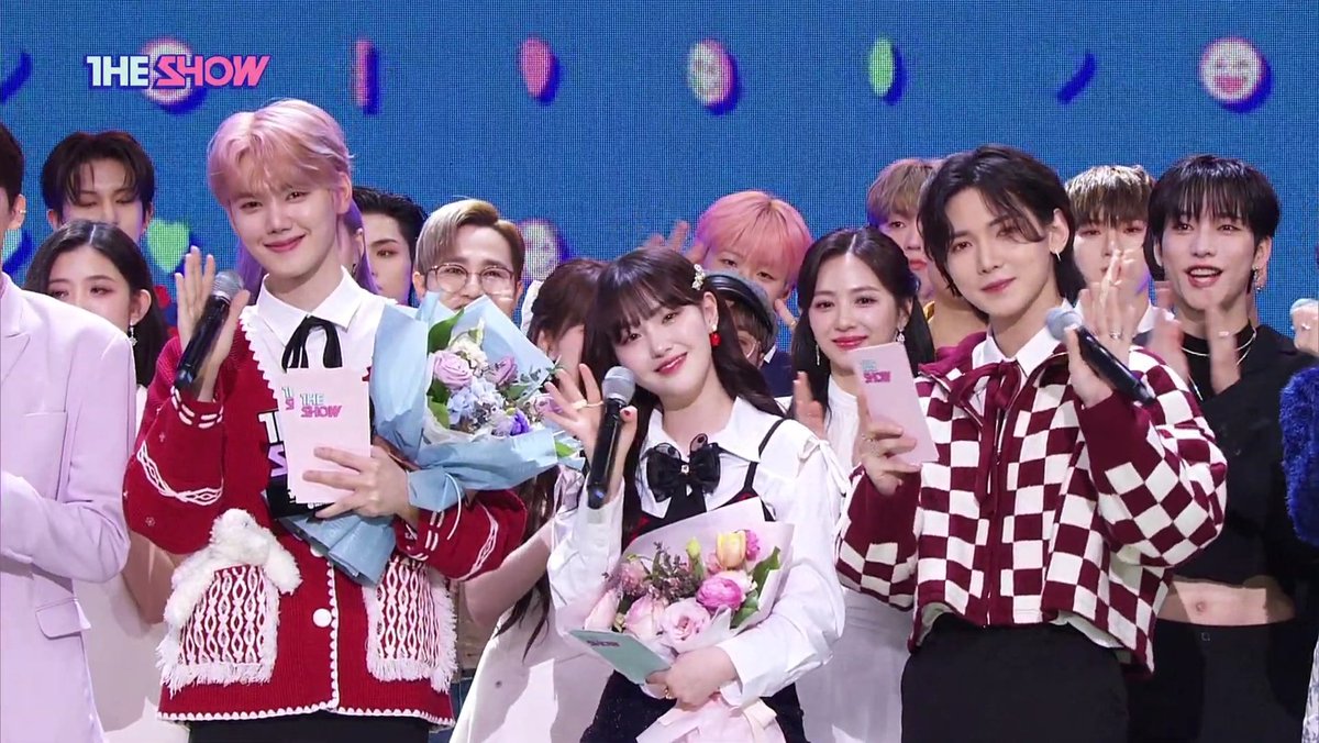 miniwooyaaa's tweet photo. CONGRATULATIONS CRAVITY AND MC MINHEE!! 💗 cravity got their groovy first win so proud of u!! thank you for all the hardwork, cravity and luvity!! 😭😭 and to our mc minhee and chaehyun, thank you for all the good memories!! love you all 💗😭

#CRAVITY3rdWin #Groovy1stWin https://t.co/zE8MB9ktuQ